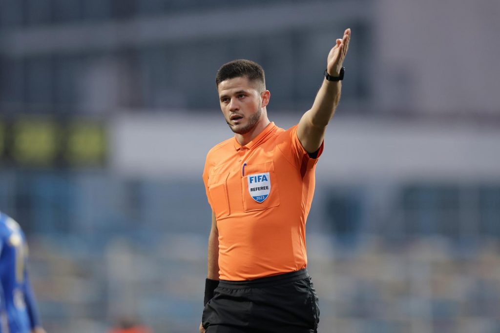Patrik Kolarić pokazuje rukom