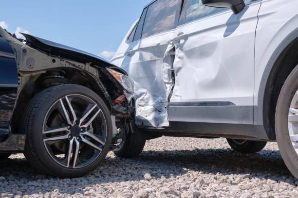 Crni automobil udario u bočni dio sivog automobila.