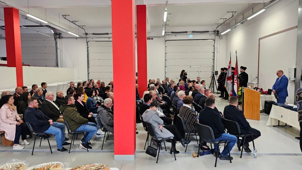 Garaža Vatrogasnog doma korišena je kao dvorana za svečanu sjednicu