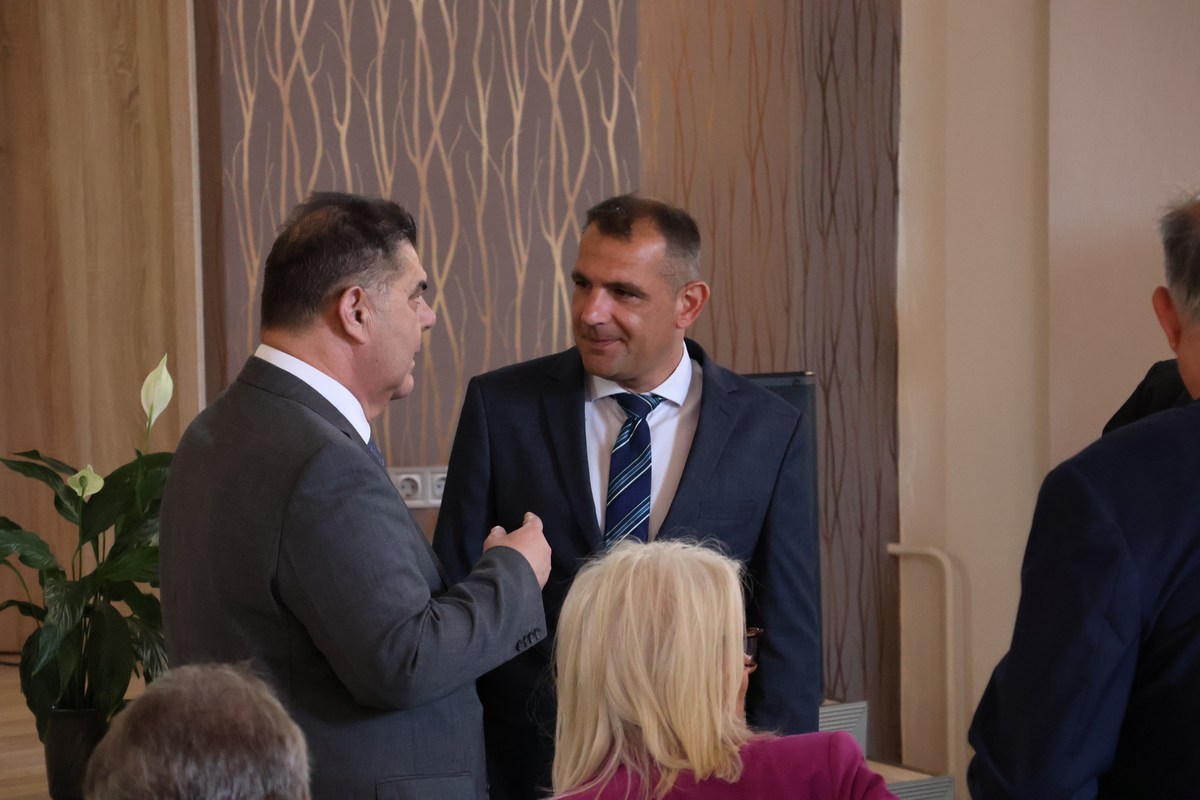 Dva muškaraca razgovaraju
