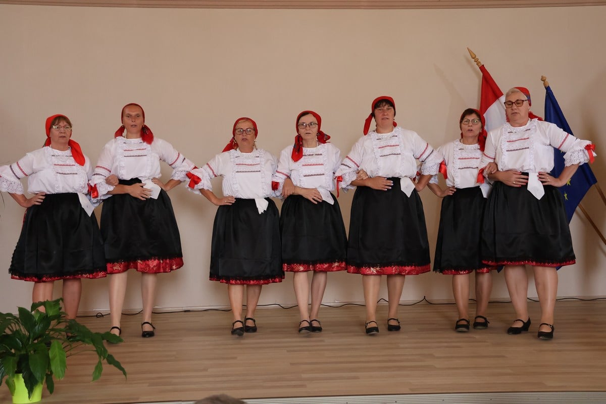 Folklorašice nastupaju na pozornici