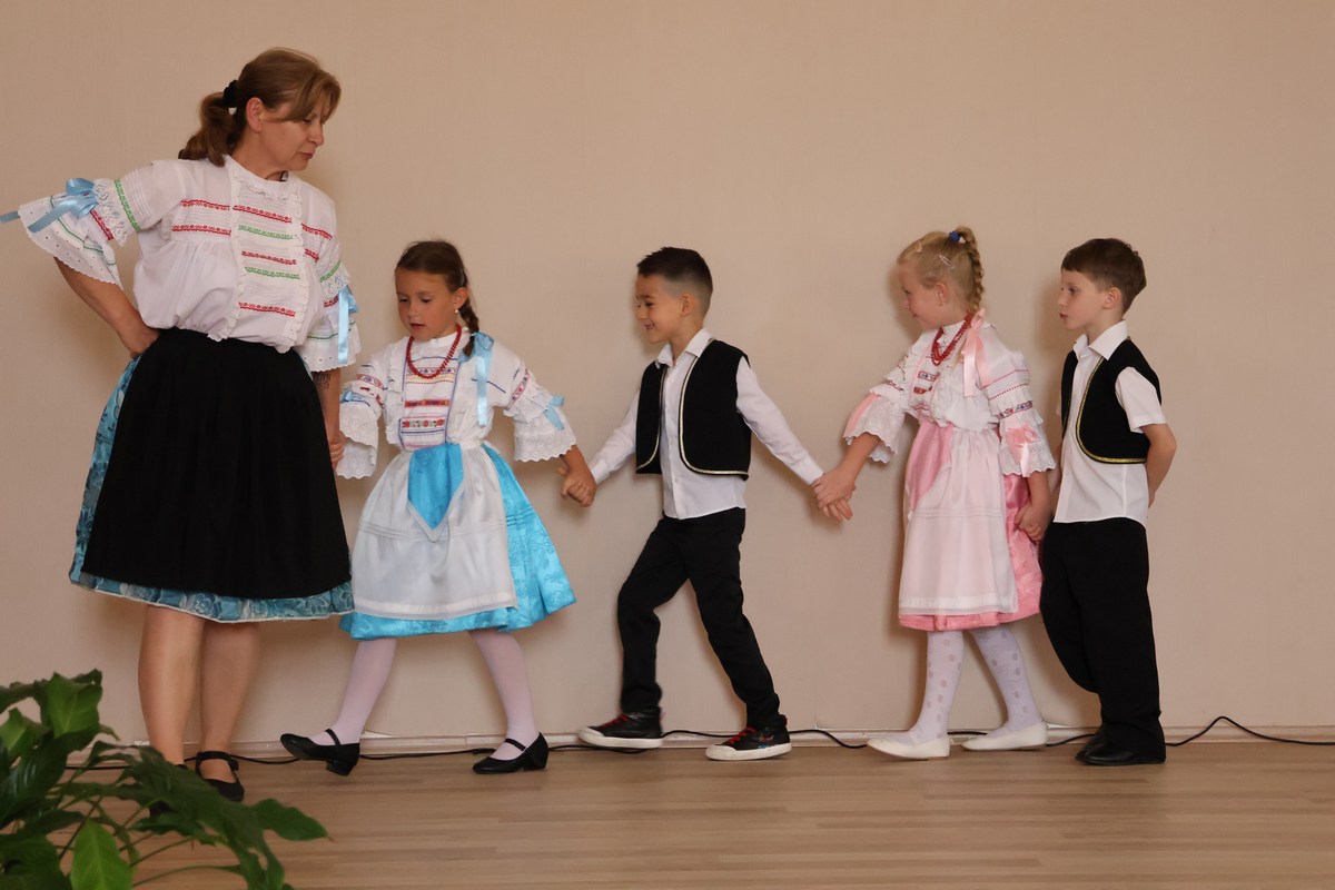 Mali folkloraši nastupaju na pozornici
