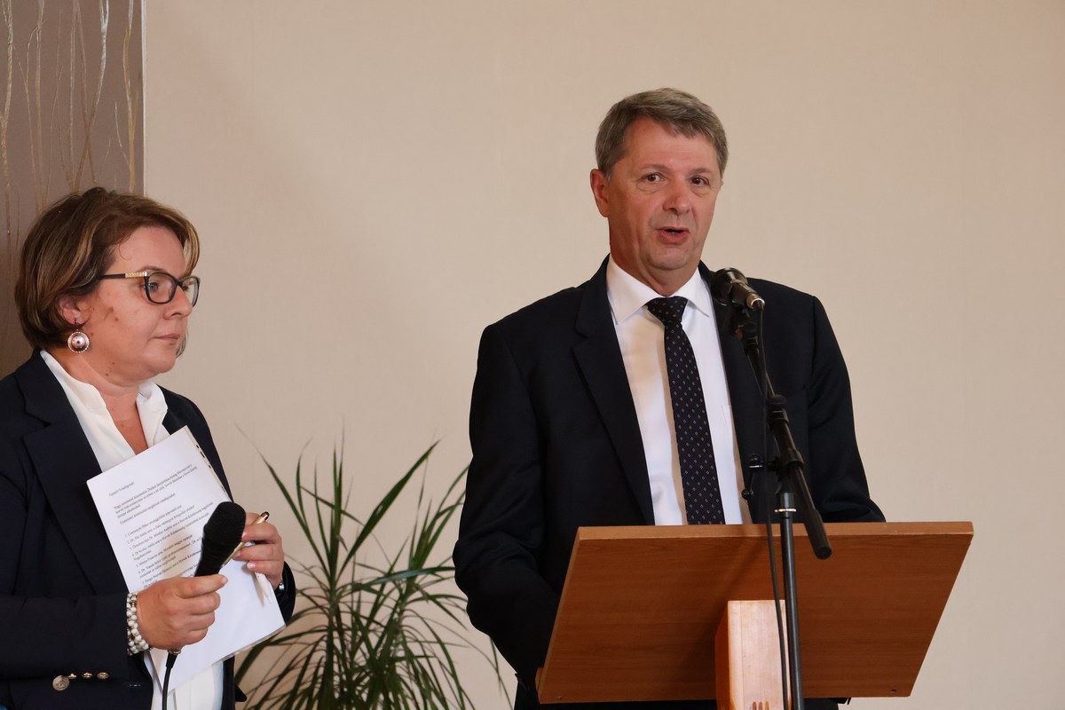 Muška osoba drži govor