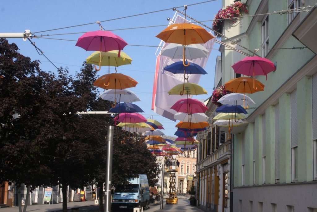 Postavljeni kišobrani u centru