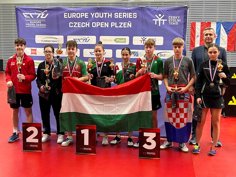 Ekipna slika svih osvojenih medalja na prvenstvu. Matija Volf stoji na podiju sa brončanim odlikovanjem.