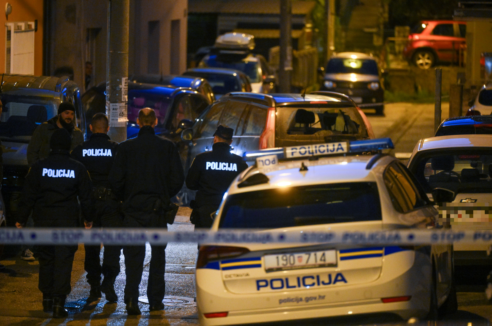 Policija i stanari okupljeni na ulici