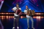 Karlo Novak Posavec svira harmoniku na setu supertalenta