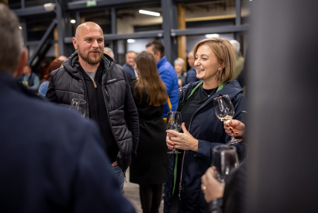 Muškarac i žena razgovaraju uz degustaciju vina na Martinju u Štrigovi