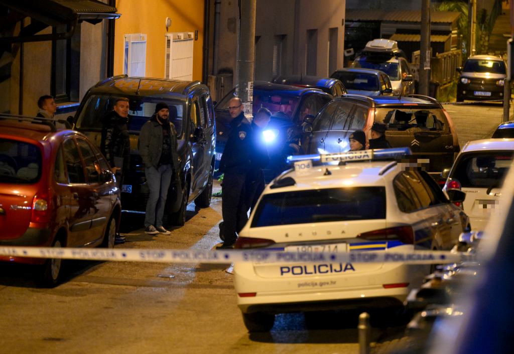 Policija i stanari okupljeni na ulici
