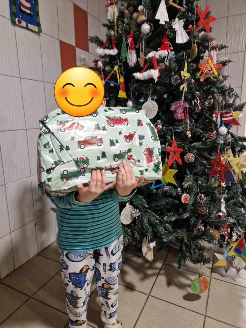 Dijete drži dar