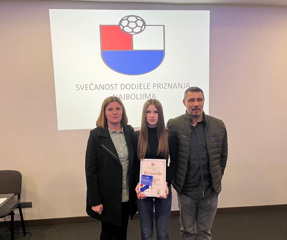 Tena Slaviček s nagradom