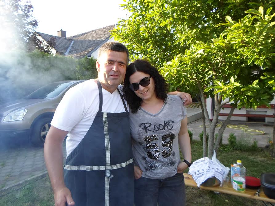 Organizator druženja susjeda u Šenkovcu uz roštilj Danijel sa suprugom