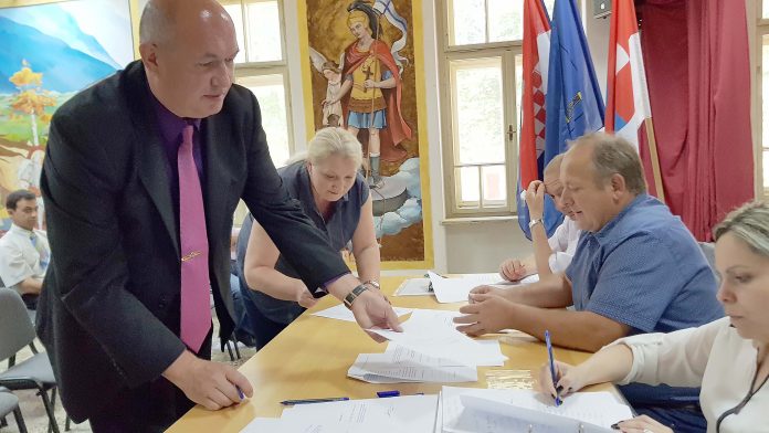 Ervin Vičević potpisuje načelničku prisegu