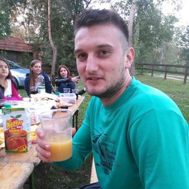 18-godišnji momak koji ima 26-godišnjaka