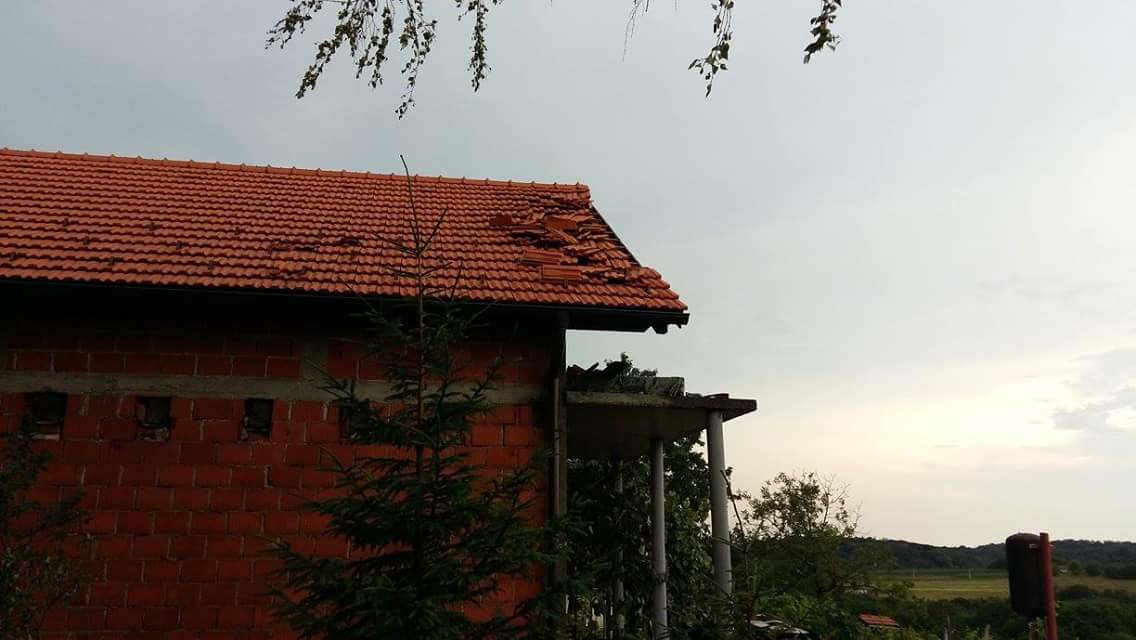 Ni krovovi kuća nisu ostali pošteđeni