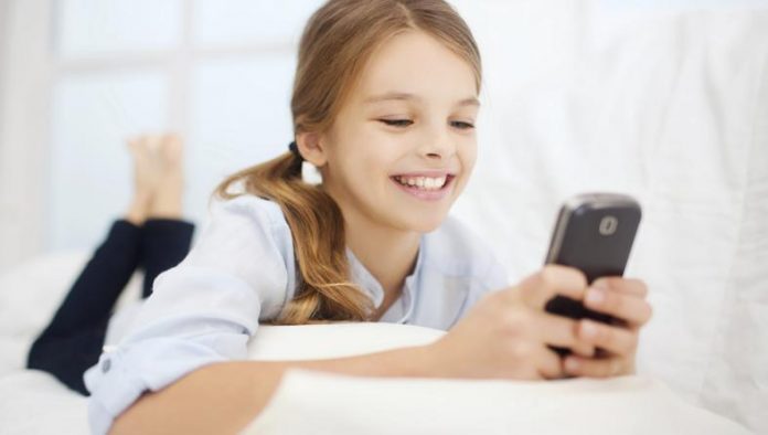 Djeca sve više vremena provode na mobitelu