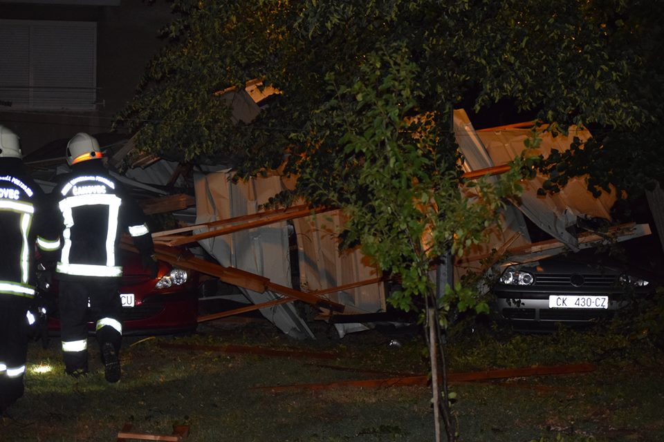 Oštećeni automobili stanara nakon oluje u Čakovcu