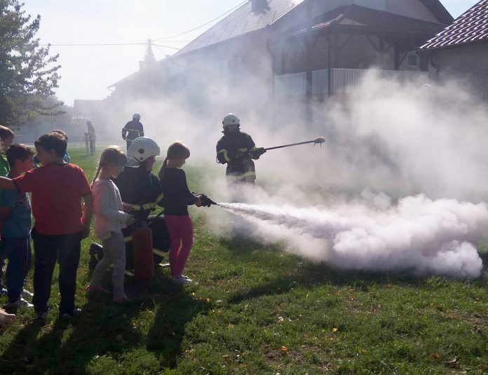 Pokazna vježba vatrogasaca u školi Gornji Hrašćan