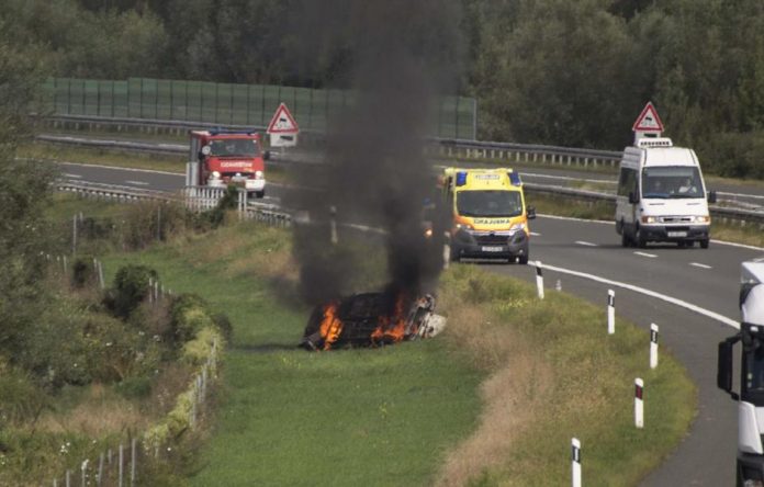 Prometna autocesta zapalio auto