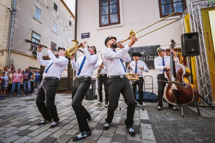 Ulični jazz glazbenici Scifidelity orchestra