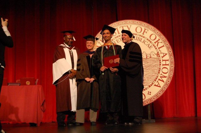 Primanje diplome na Sveučilištu Oklahoma