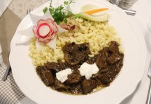 Vepar sa suhim vrganjima, mladim vinom i bobicama aronije