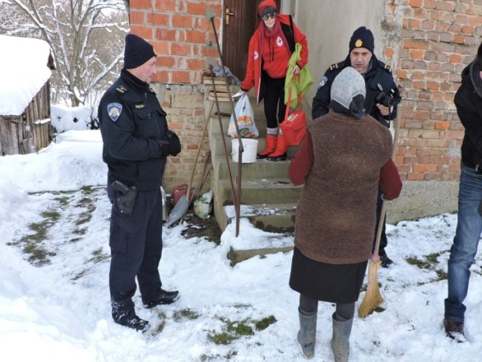 policija zima pomoć na terenu1