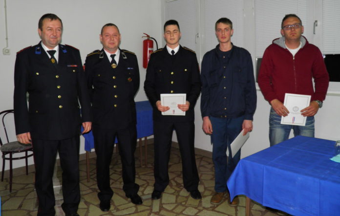Nagrađeni vatrogasci sa predstavnikom VZMŽ Robertom Pevec (prvi s lijeva), predsjednik DVD-a Alen Novak, Luka Meglić,Karlo Horvat i Tomislav Kovačić