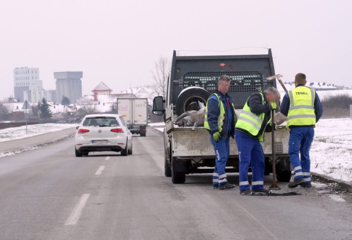 rupa na cesti krpanje cestari