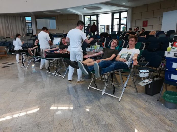 Maturanti dobrovoljno darivanje krvi