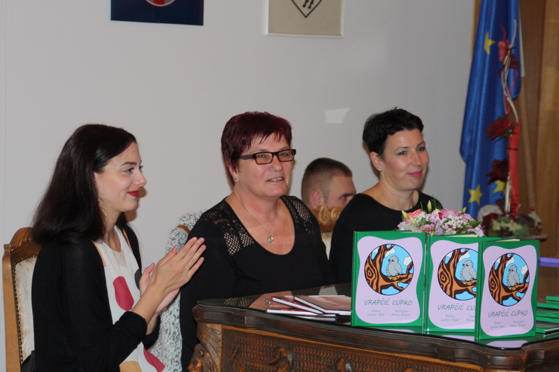 Predstavljanje slikovnica, Ljubica Ilijaš u sredini