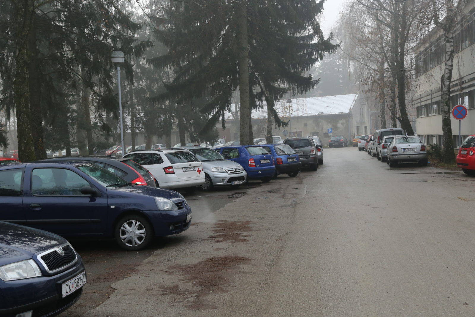 Parkiralište oko bolnice je sve samo ne prilagođeno bolesnicima