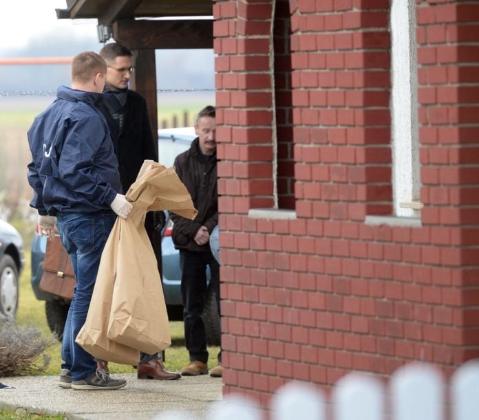 Odvjetnik Krešimir Golubić na fotografiji između Ivice Srneca i krim policajca prilikom pretrage u Palovcu Photo: Vjeran Žganec Rogulja/PIXSELL