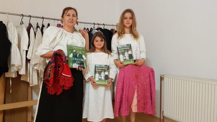 Marija Novak u društvu svojih unučica