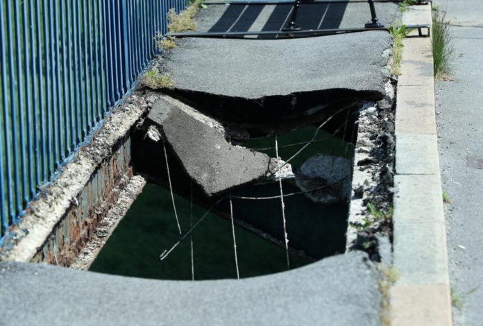 Zagreb: Urušio se nogostup pješačkog Savskog mosta rupa, savski most