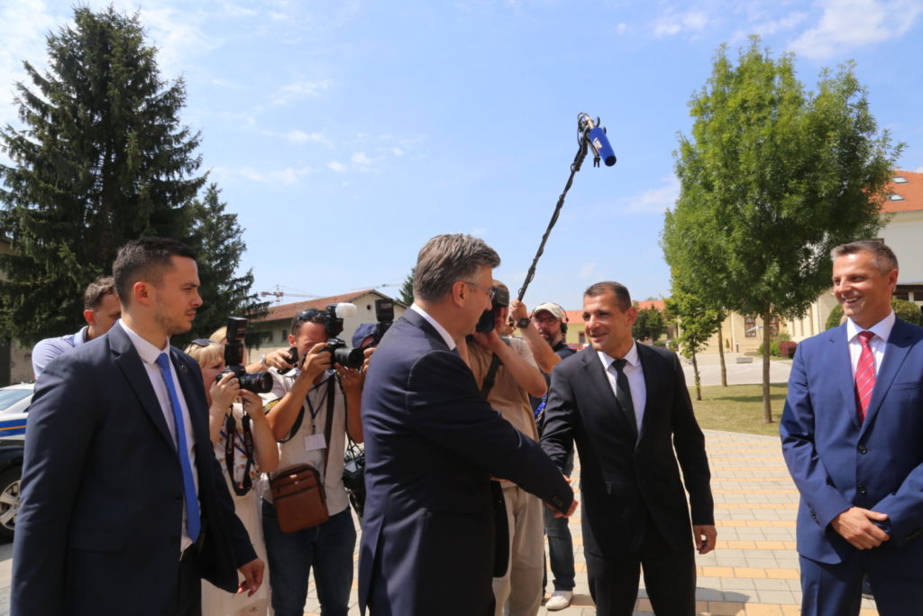 Osmijesi na prvom susretu župana Posavca i premijera Plenkovića