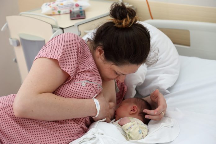 26.07. 2019, Petrova bolnica, zagreb Mihaela Barušić doji svoje dijete, Mihaela, starog nepun jedan dan. Danas su joj prvi puta sestre pokazale kako se doji i maleni Mihael je prihvatio bez ikakvih problema. 26.07. 2019, Petrova bolnica, zagreb Mihaela Barušić doji svoje dijete, Mihaela, starog nepun jedan dan. Danas su joj prvi puta sestre pokazale kako se doji i maleni Mihael je prihvatio bez ikakvih problema.