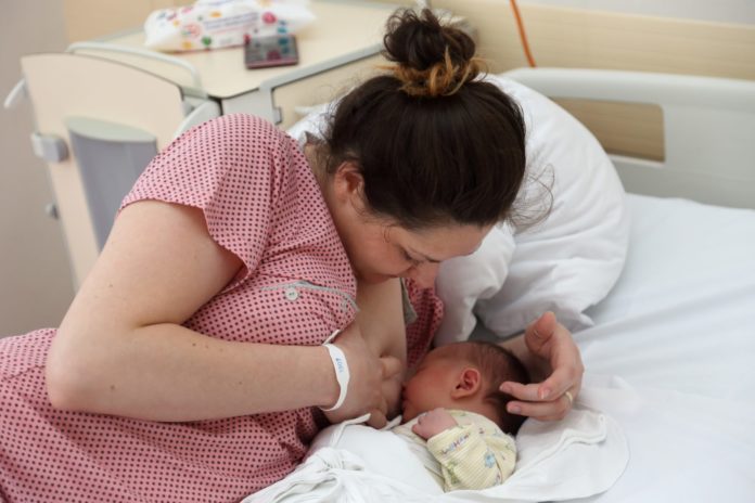 26.07. 2019, Petrova bolnica, zagreb Mihaela Barušić doji svoje dijete, Mihaela, starog nepun jedan dan. Danas su joj prvi puta sestre pokazale kako se doji i maleni Mihael je prihvatio bez ikakvih problema. 