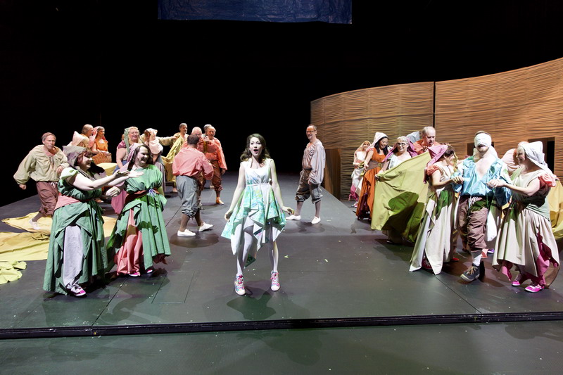 Jyväskylä Ooppera - Don Giovanni_Pressi11 Zerlina (Ena Pongrac) ja kuorolaiset © Jiri Halttunen_resize
