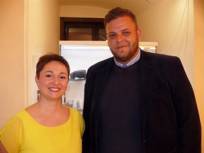 Jelena Tyran autorica izložbe i Nikola Kotura predsjednik Kulturno-umjetničke udruge Veseli Međimurci Jelena Tyran autorica izložbe i Nikola Kotura predsjednik Kulturno-umjetničke udruge Veseli Međimurci