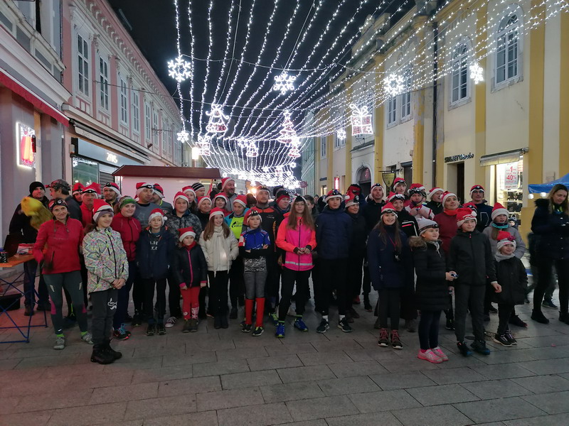 Orijentacijski klub Međimurje drugi put zaredom bio je organizator i domaćin noćne sprint utrke u Čakovcu. Adventsko orijentiranje u gradu Zrinskih održano je u večernjim satima u subotu 7. prosinca. - Okupilo se oko 60 trkača i hodača, od djece do starijih osoba. Zadatak im je bio u središtu grada, Trgu Republike i Perivoju Zrinskih pronaći uz pomoć karte za orijentacijsko trčanje 12 točki s rednim brojem. Sudionici koriste kartu i kompas prema potrebi. Organizirali smo početničku utrku za sve koji su se željeli okušati u ovom sportu, te utrku na dužoj i kraćoj stazi, kazao nam je Vladimir Tkalec predsjednik Orijentacijskog kluba Međimurje. Na kraju utrke svi oni koji su najbolje čitali kartu i snašli se u prostoru primili su medalje, a druženje trkača i navijača nastavilo se uz kuhano vino i topli čaj. Rezultate donosimo uskoro. U nastavku dio atmosfere utrke - Adventsko orijentiranje#2: foto: rr