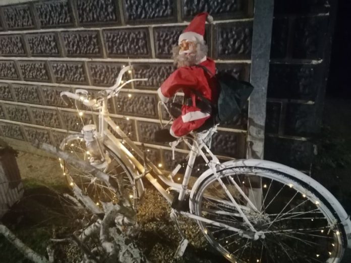 Djed Mraz na biciklu