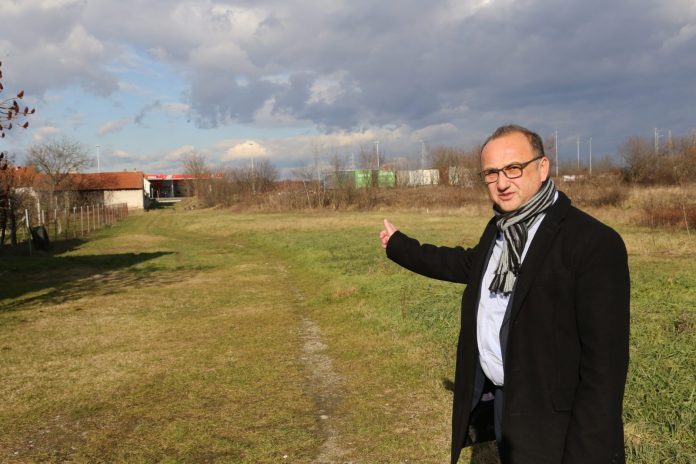 Darko Dania pokazuje mjesto na kojem će se već ove godine graditi nova stambena zgrada