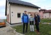Željko, Luka i Karmela Hozjan ispred svoje montažne obiteljske kuće u Novom Selu Rok koja se na prvi pogled uopće ne razlikuje od klasičnih zidanih kuća
