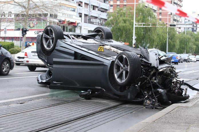 Zagreb: Automobilom u Dubravi udario u parkirane automobile i završio na krovu avenija dubrava prometna