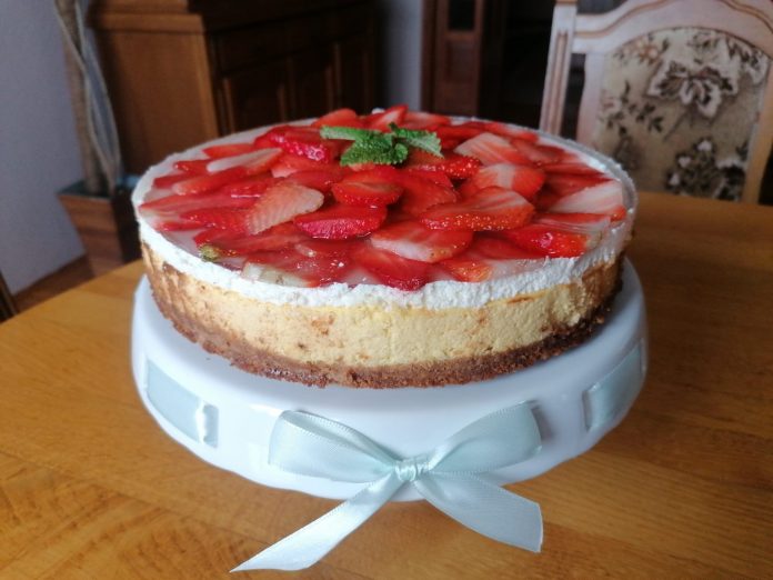 torta od sira i jagoda