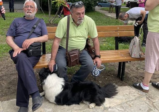 Tin (u zelenoj majici) vratio se po psa koji je bio na osmom katu dok je gorjelo na devetom. | Foto: 24sata.hr Tin (u zelenoj majici) vratio se po psa koji je bio na osmom katu dok je gorjelo na devetom. | Foto: 24sata.hr
