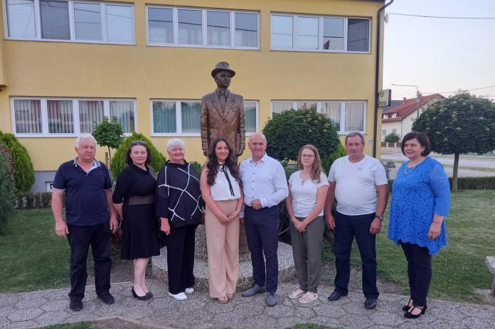 Članovi općinskog vijeća Dekanovec: Stjepan Krhač, Snježana Sabolek, Katarina Kolarić, Melani Baumgartner, Ivan Hajdarović, Monika Magdalenić, Vladimir Hajdarović i Ljubica Đurkin