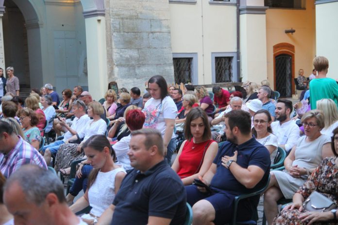 Isječak atmosfere s predstave Tajkuni Ljeta u gradu Zrinskih