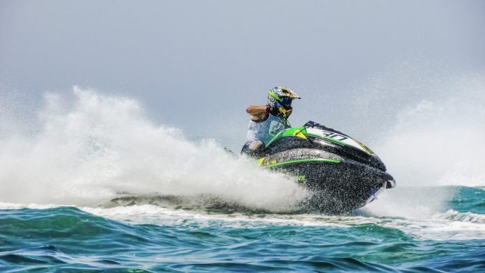 jet-ski-2371775_1920